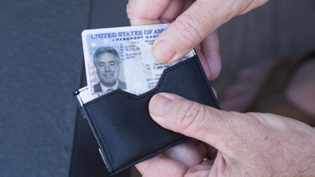 Muestra de tarjeta pasaporte de los Estados Unidos mostrando una foto del titular y otros detalles de identificación.