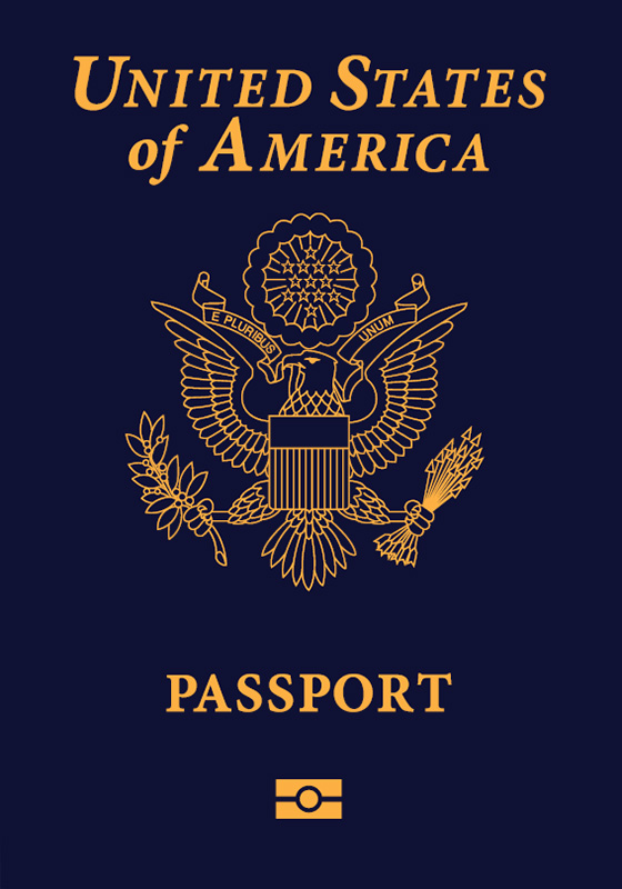 La cubierta frontal exterior del pasaporte conmemorativo con "United States of America" (Estados Unidos de América) en la parte superior y "Passport" (Pasaporte) en la parte inferior. El sello del Departamento de Estado de EE. UU. aparece en el centro. El texto y el sello están estampados en papel de aluminio dorado sobre un fondo azul oscuro.
